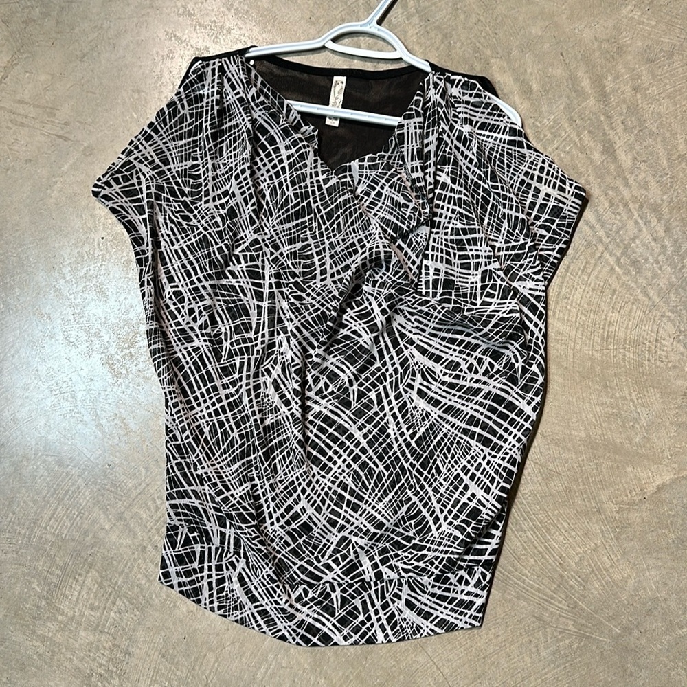 💫 59. Milk & Honey Black And white Sheer Short sleeve blouse size small PTP 25